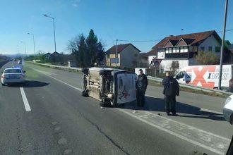 Prevrnulo se vozilo brze pošte u Trnu (foto: banjaluka.com) -