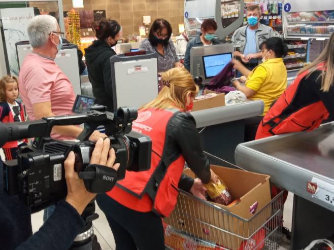 Potrošačka korpa za porodicu Grahovac (Foto: RTRS)