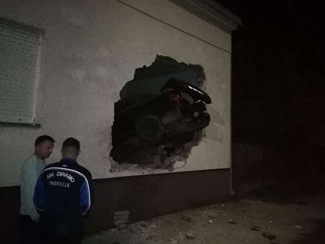 Nova Gradiška-nesreća (Foto: Radio Nova Gradiška) Nova Gradiška-nesreća (Foto: Radio Nova Gradiška)