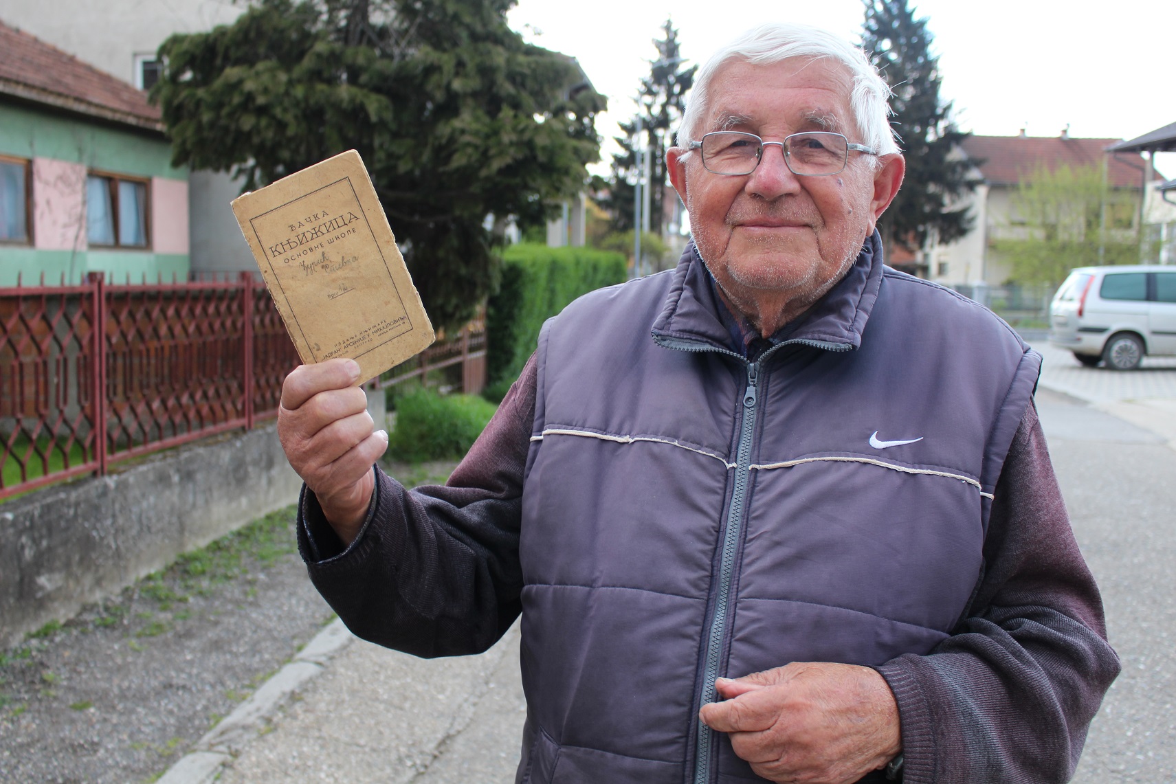 VOJNIČKA DISCIPLINA U ĐAČKOJ KLUPI Knjižice su nekada imale pet boja, iz daleka se vidjelo ko je kakav učenik