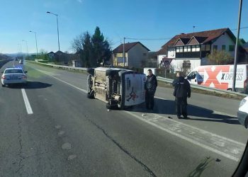 Prevrnulo se vozilo brze pošte u Trnu (foto: banjaluka.com) -