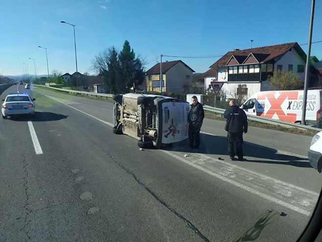 Prevrnulo se vozilo brze pošte u Trnu (foto: banjaluka.com) -