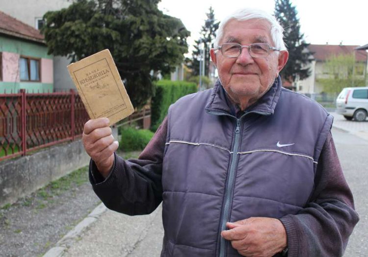 VOJNIČKA DISCIPLINA U ĐAČKOJ KLUPI Knjižice su nekada imale pet boja, iz daleka se vidjelo ko je kakav učenik