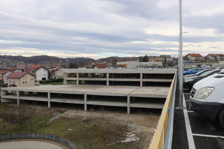 Parking, garaža, UKC,